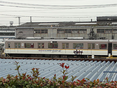 モ9028サイドビュー
東花園車庫にて敷地外から撮影
クリックすると拡大されます。（800 × 600）